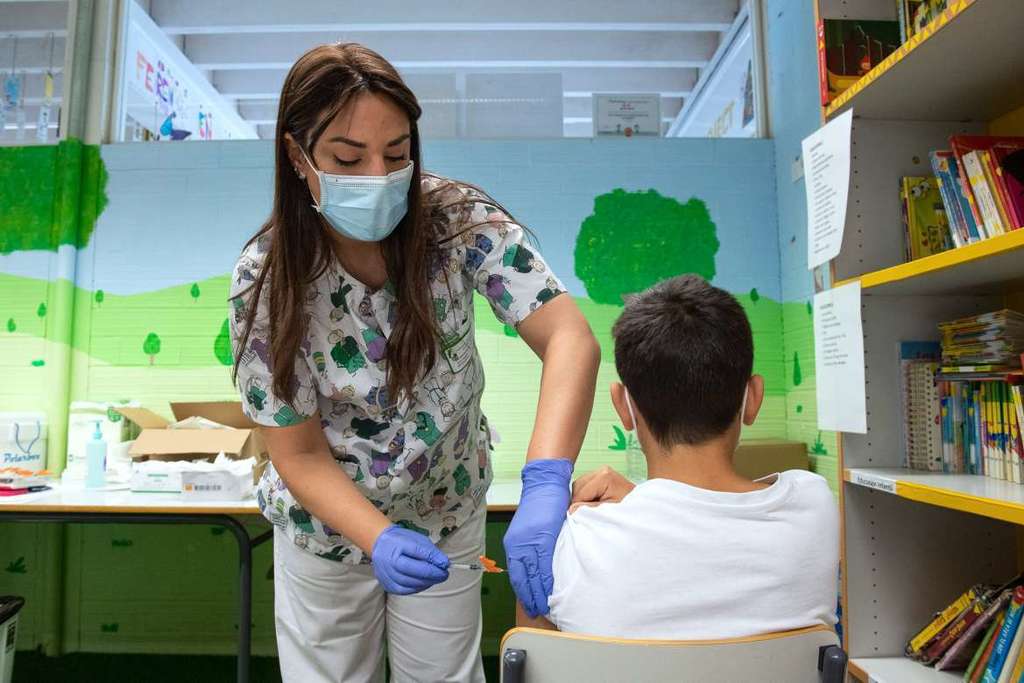 Vergeles asegura que la vacunación pediátrica en los centros educativos avanza a muy buen ritmo
