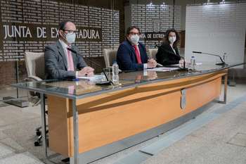 El Sistema Sanitario Público de Extremadura contabiliza 145 proyectos de investigación en 2020, según la memoria redactada por FundeSalud