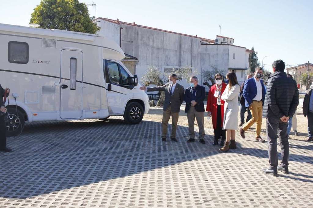 Nuria Flores inaugura el espacio de autocaravanas de Valverde de la Vera