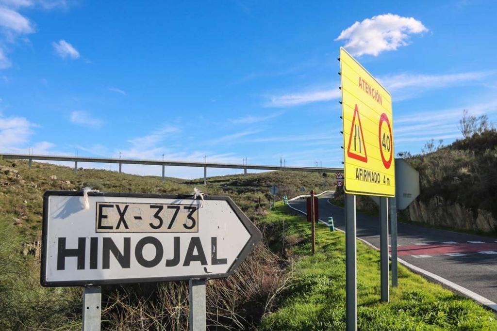 Firmada el acto de replanteo de la obra de ampliación y mejora de la carretera EX-373 que facilitará la movilidad en la comarca de Tajo-Salor
