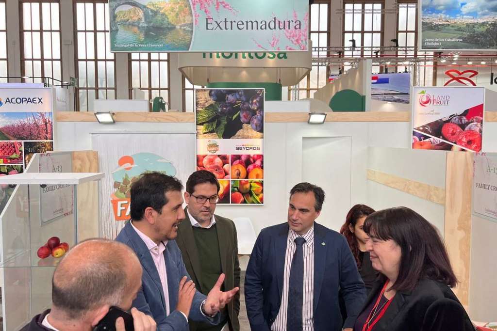 La consejera de Agricultura asiste a las presentaciones de productos extremeños presentes en Fruit Logistica Berlín 2022