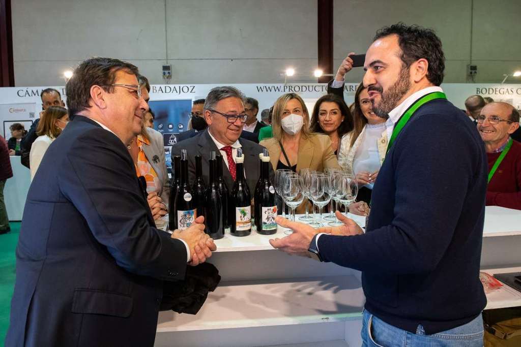 Fernández Vara apunta a la diversificación de los mercados como la gran apuesta del sector del vino, la aceituna y el cava