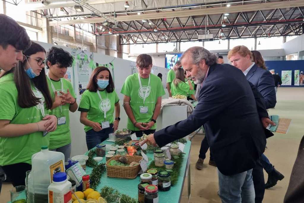 Rafael España participa en la II Feria de la Ciencia, que promueve en los jóvenes el interés por la investigación