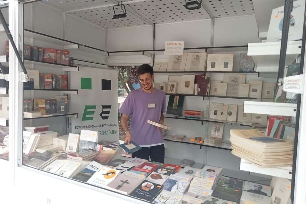 Luis Sáez destaca la importancia de la presencia de la Editora de Extremadura en las Ferias del Libro y su divulgación de las letras y autores de la región