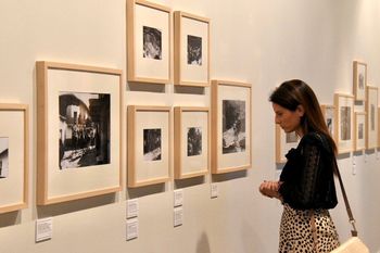 Nuria Flores inaugura una exposición sobre la cobertura gráfica del viaje de Alfonso XIII a Las Hurdes
