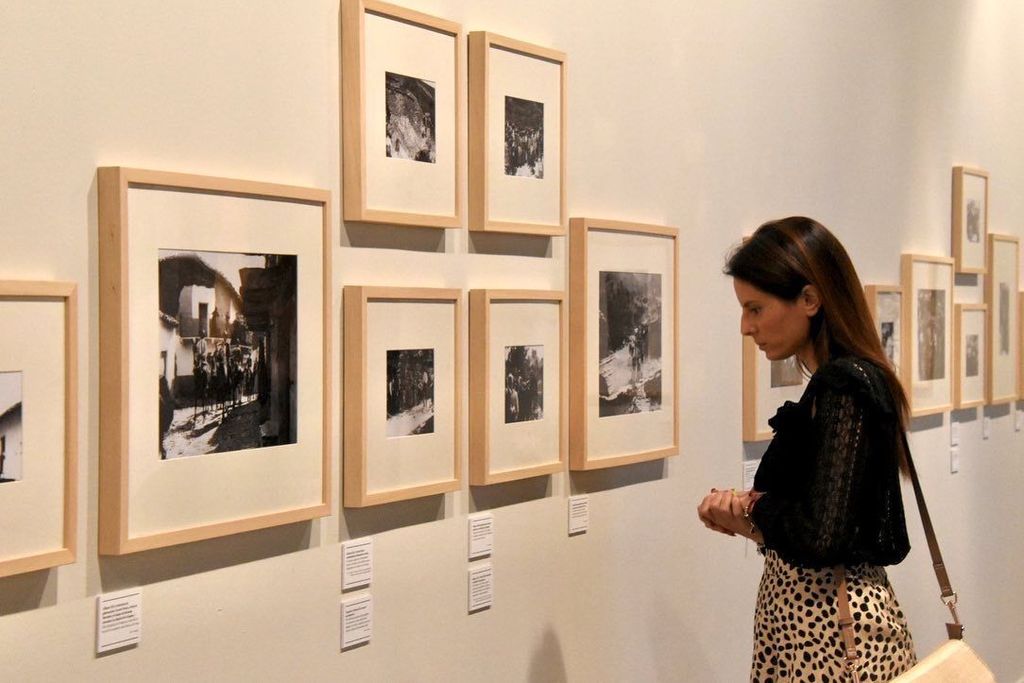 Nuria Flores inaugura una exposición sobre la cobertura gráfica del viaje de Alfonso XIII a Las Hurdes