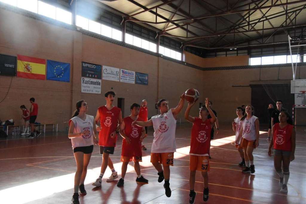 Nuria Flores asiste en Ahigal a la clausura del primer Campus de Baloncesto Inclusivo