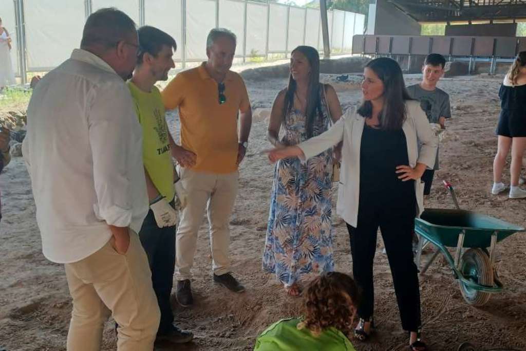 Gil Rosiña resalta la experiencia formativa y cultural del campo de voluntariado juvenil ‘Yacimiento Arqueológico de Mérida’ de la Campaña de Verano del IJEX