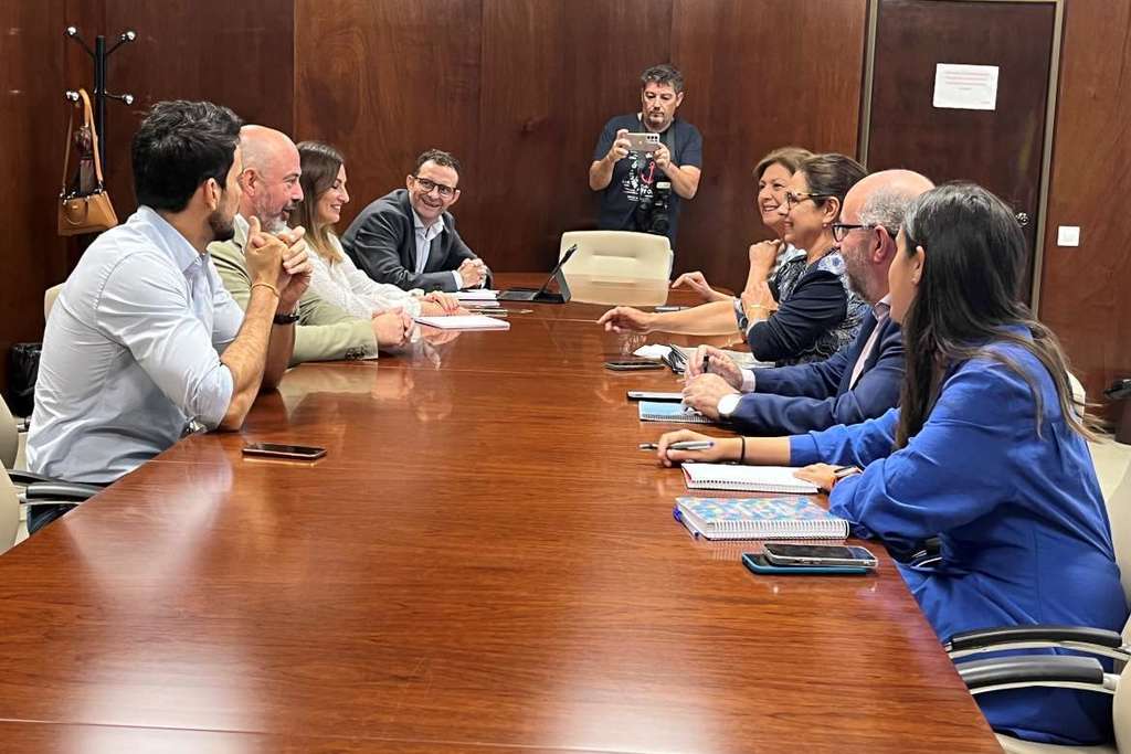 La Junta de Extremadura inicia las reuniones para un gran pacto presupuestario con todas las fuerzas políticas que responda a las necesidades de una guerra injusta y genere oportunidades