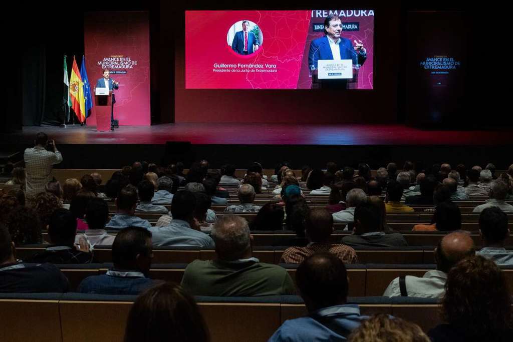 Fernández Vara destaca el avance de Extremadura en autonomía municipal gracias a la Ley de Garantía que avala un modelo de gestión basado en el principio básico de concertación