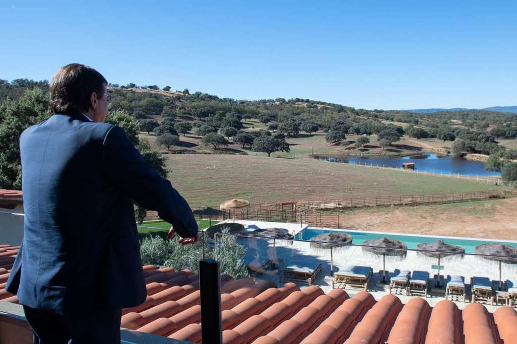 Fernández Vara destaca el potencial de Extremadura para atraer proyectos turísticos de excelencia