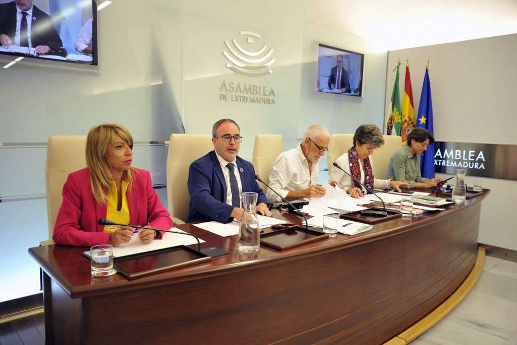 Francisco Martín presenta en la Asamblea de Extremadura diez medidas para reactivar la demanda turística durante este otoño e invierno