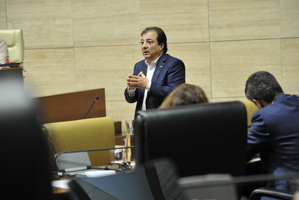Fernández Vara anuncia la mayor bajada de tasas y precios públicos en la región que se incluirán en los presupuestos de 2023