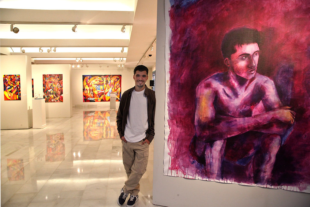 ‘Donde la pintura respira’ embriaga de color y simbolismo la exposición pictórica de Adrián Rolo