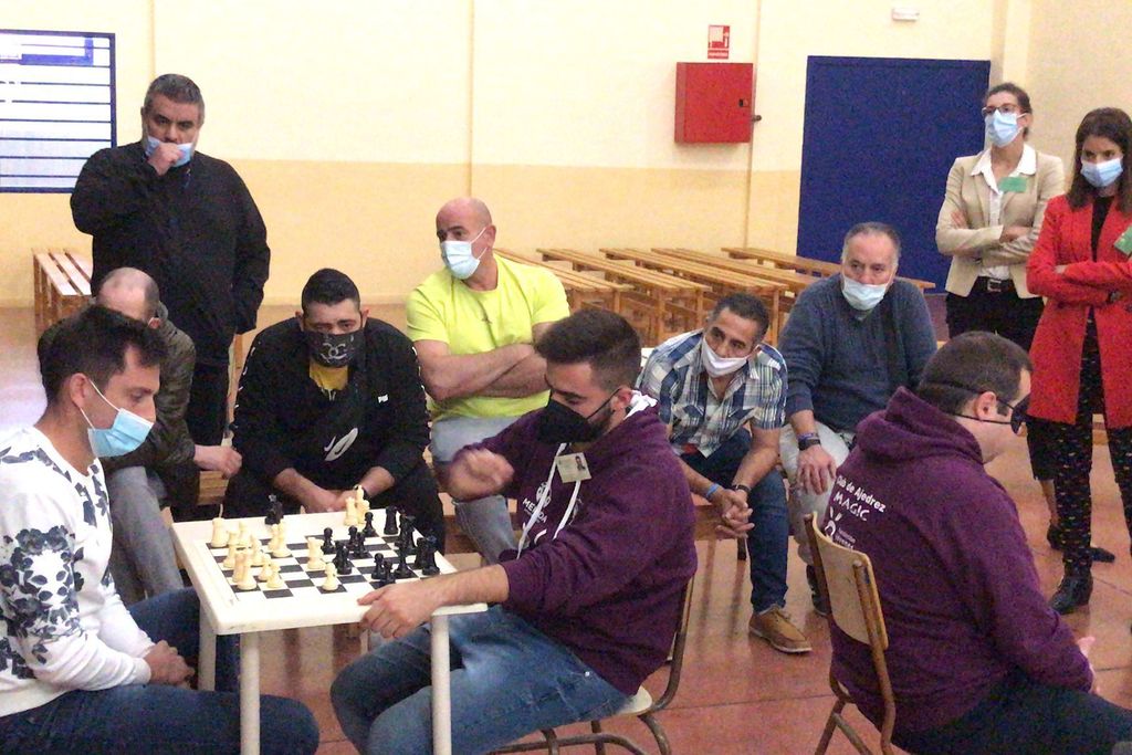 Nuria Flores visita el Centro Penitenciario de Badajoz para conocer la marcha de las actividades de "Nuestro ajedrez reinserta"