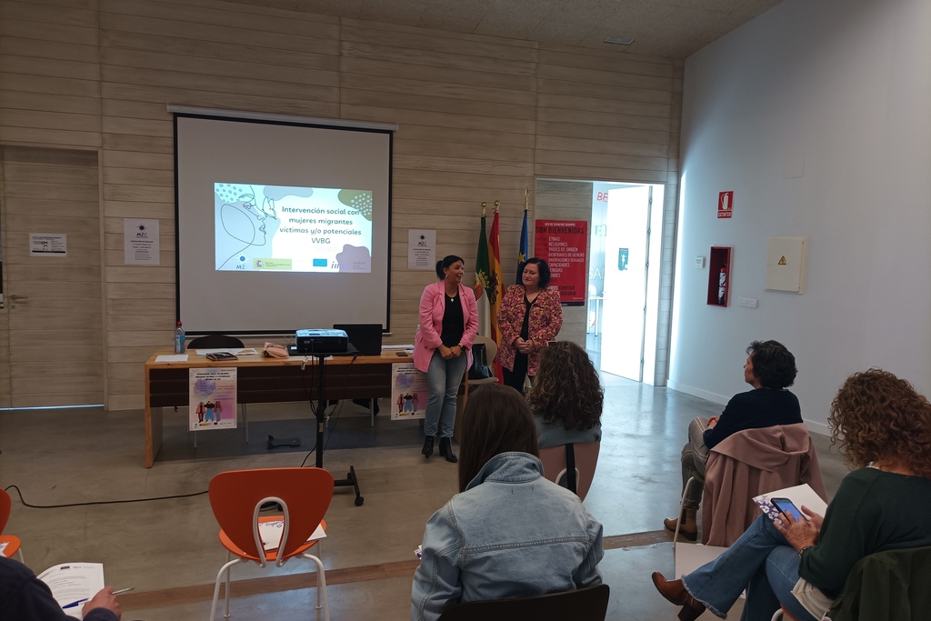 Personal técnico de Oficinas de Igualdad de Extremadura recibe formación sobre la atención a mujeres migrantes víctimas de violencia de género