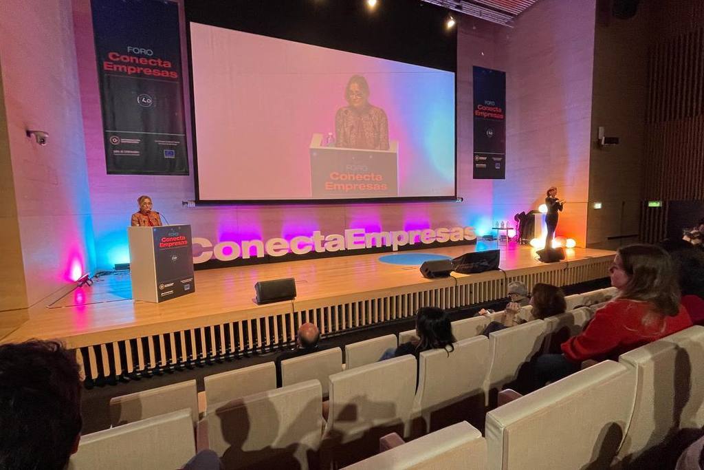 Ana Vega invita a crear conexiones empresariales para impulsar la digitalización de las empresas extremeñas