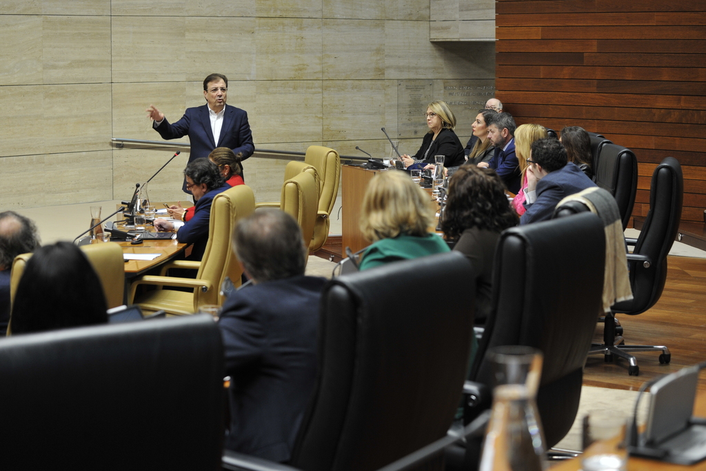 Fernández Vara apela en la Asamblea de Extremadura a cumplir la Constitución
