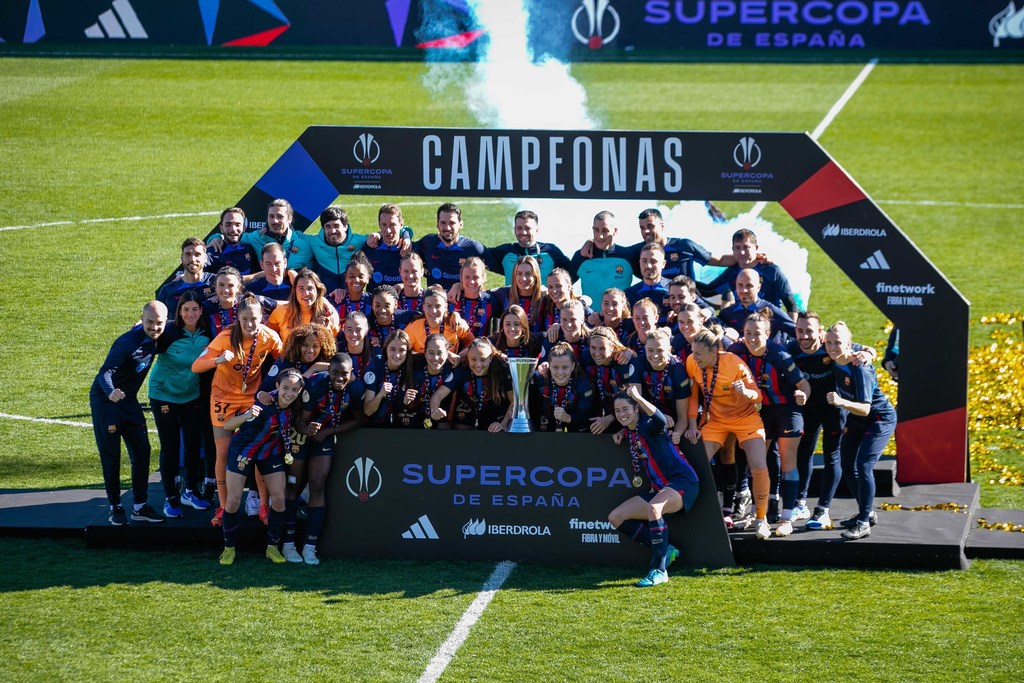 El presidente de la Junta asiste en Mérida a la final de la Supercopa de España Femenina de Fútbol