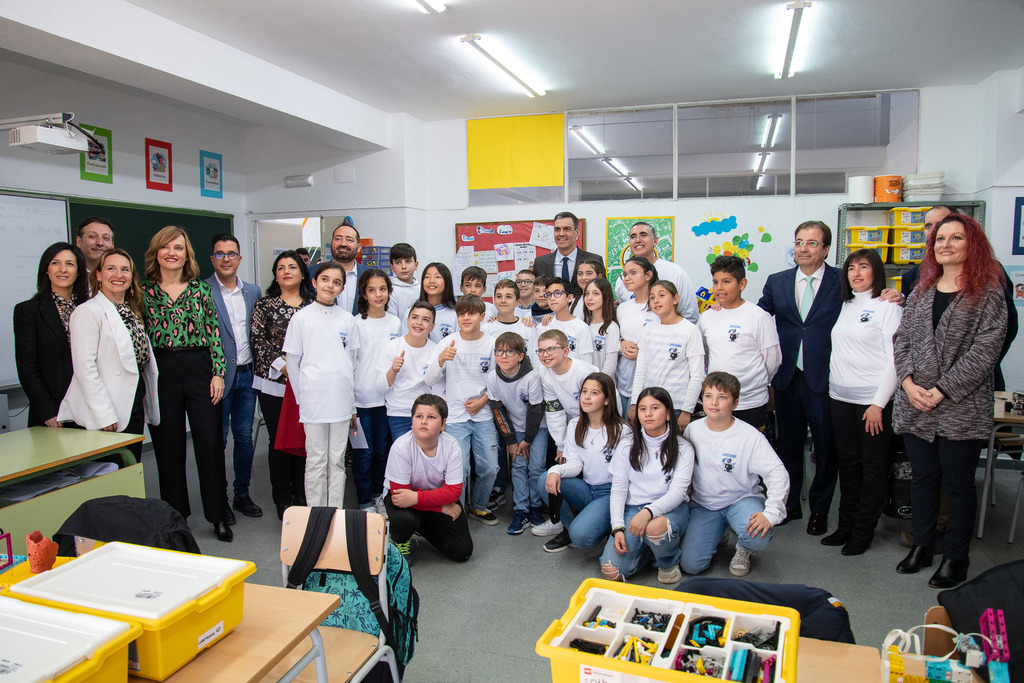 Fernández Vara visita el proyecto de robótica del CEIP Lope de Vega de Badajoz