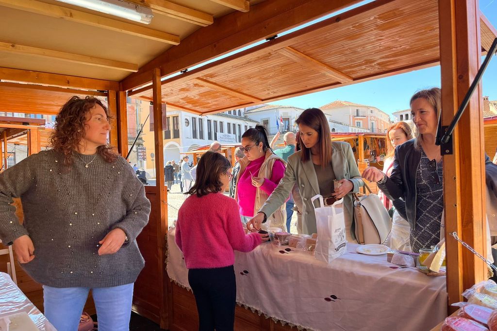 Nuria Flores señala que la Feria de la Almendra de Garrovillas de Alconétar es un ejemplo de especialización y sostenibilidad turística