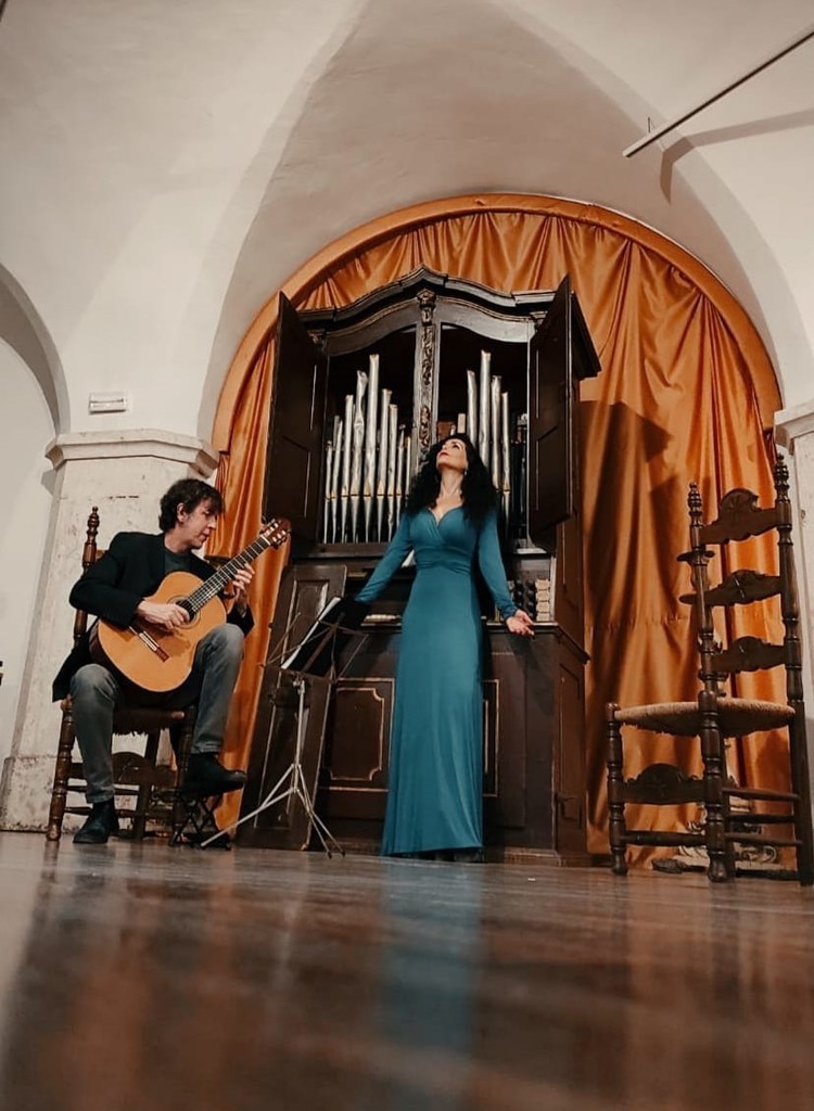 Maria Jesús Delgado Lope con Rafa Prieto a la guitarra