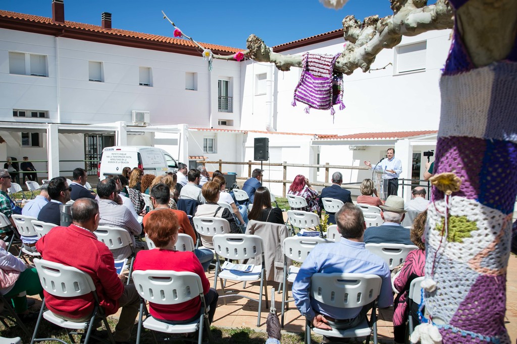 Fernández Vara pone en valor el nuevo proyecto de cuidado de los mayores de la Residencia de Riolobos