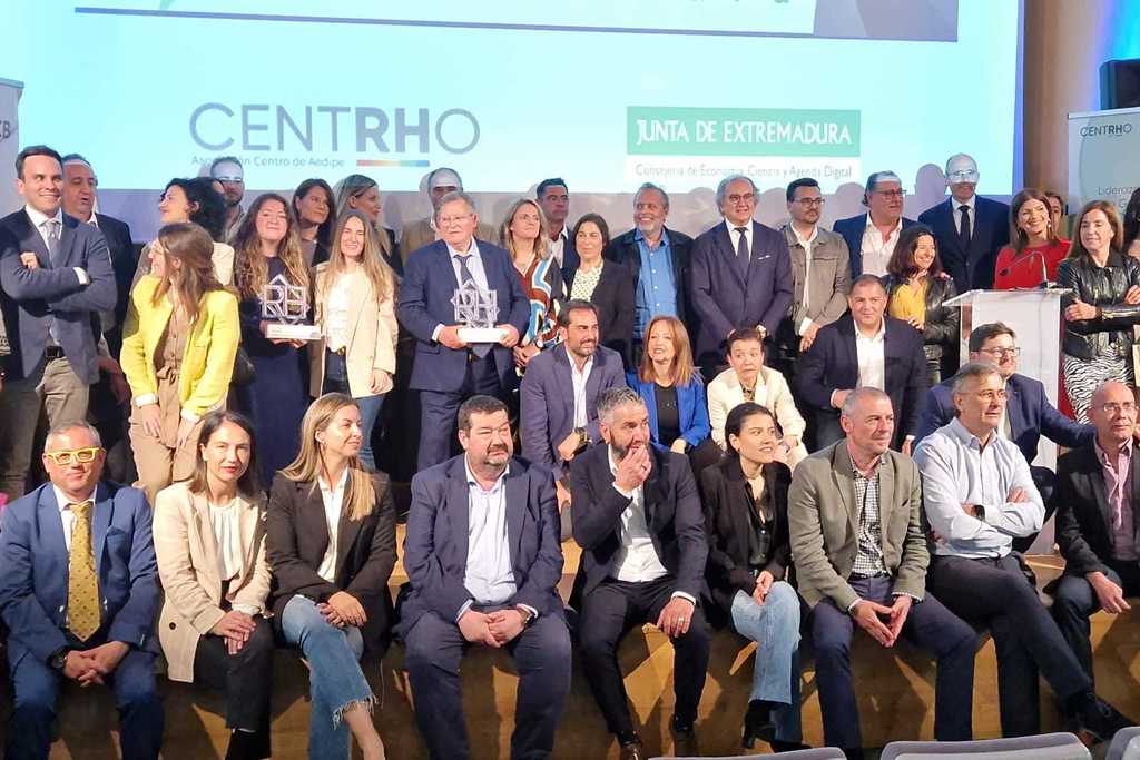 Rafael España asiste a la entrega de la II edición de los Premios Liderazgo & Innovación a la Gestión de Personas en Extremadura