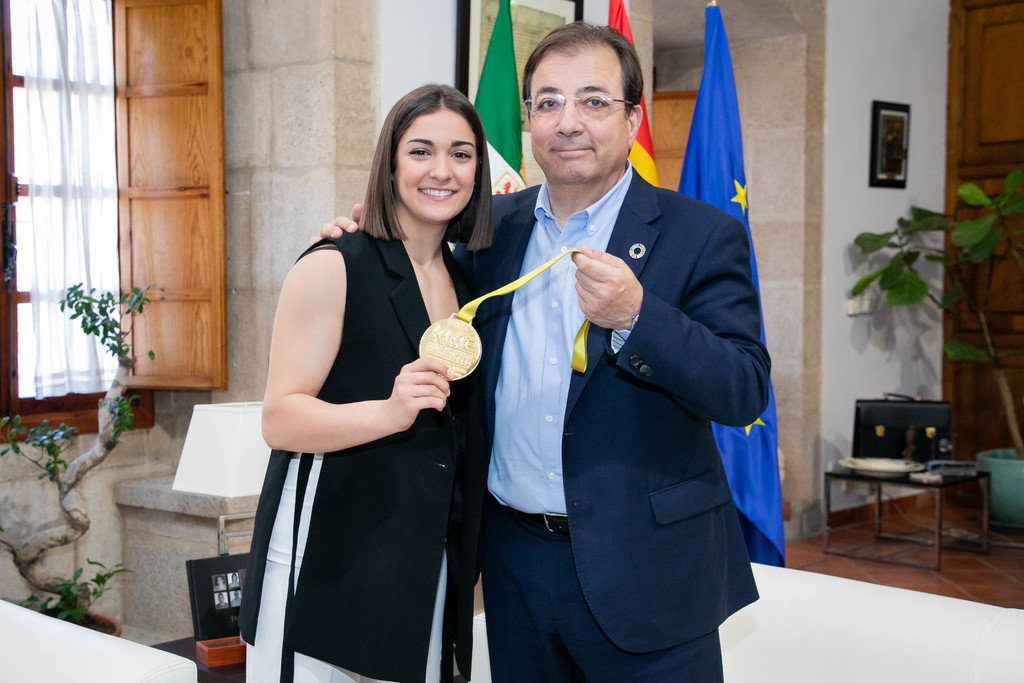 El presidente de la Junta recibe a la deportista extremeña Paola García Lozano, campeona de Europa de kárate