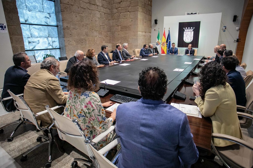 Fernández Vara se reúne con el ministro de Industria, Comercio y Turismo, Héctor Gómez, y con representantes del sector industrial