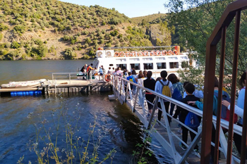 Escolares de centros educativos de la Reserva de la Biosfera Transfronteriza Tajo-Tejo Internacional conocen los recursos del río Tajo desde el barco Balcón del Tajo