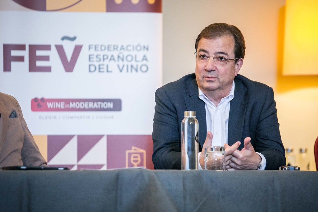 Fernández Vara defiende la modernización y sostenibilidad del sector vitivinícola maximizando la calidad de los vinos