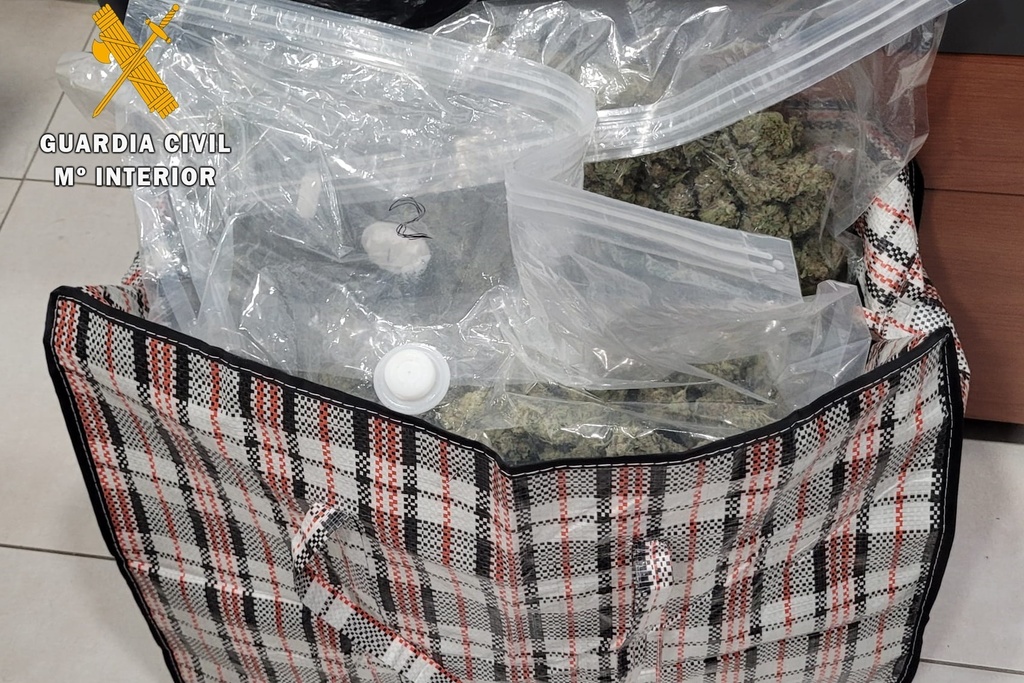 La Guardia Civil interviene en Torremejías más de tres kilos de marihuana