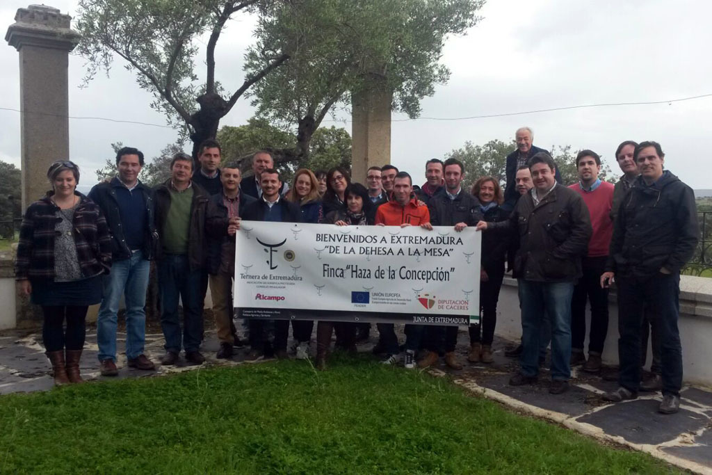 Empresarios españoles se reúnen en Haza de la Concepción para conocer el sistema productivo de la Ternera de Extremadura