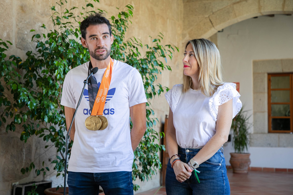 María Guardiola recibe al doble campeón mundial de marcha Álvaro Martín y reafirma su compromiso con el deporte extremeño