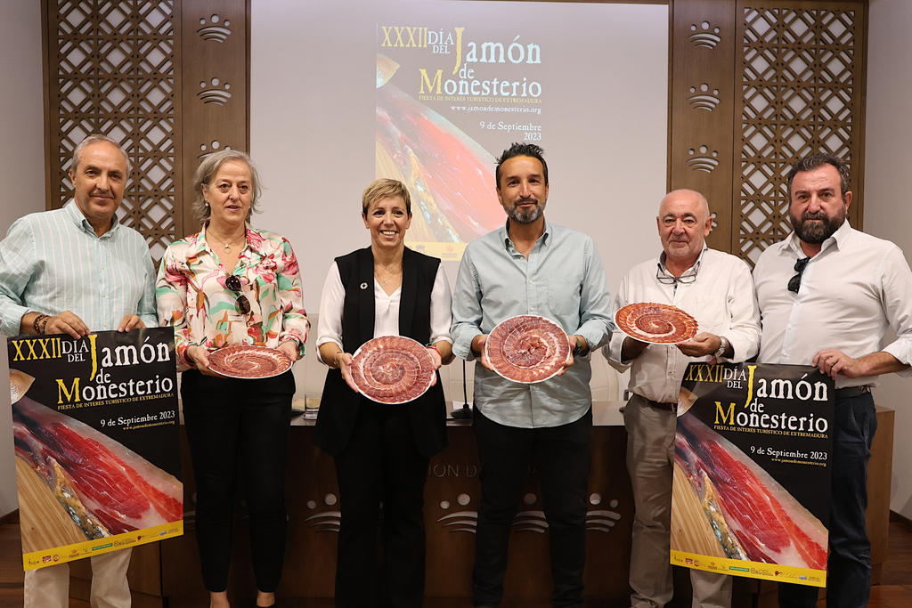 La Diputación de Badajoz apoya la valiente apuesta del Ayuntamiento de Monesterio por el turismo gastronómico y el sector empresarial