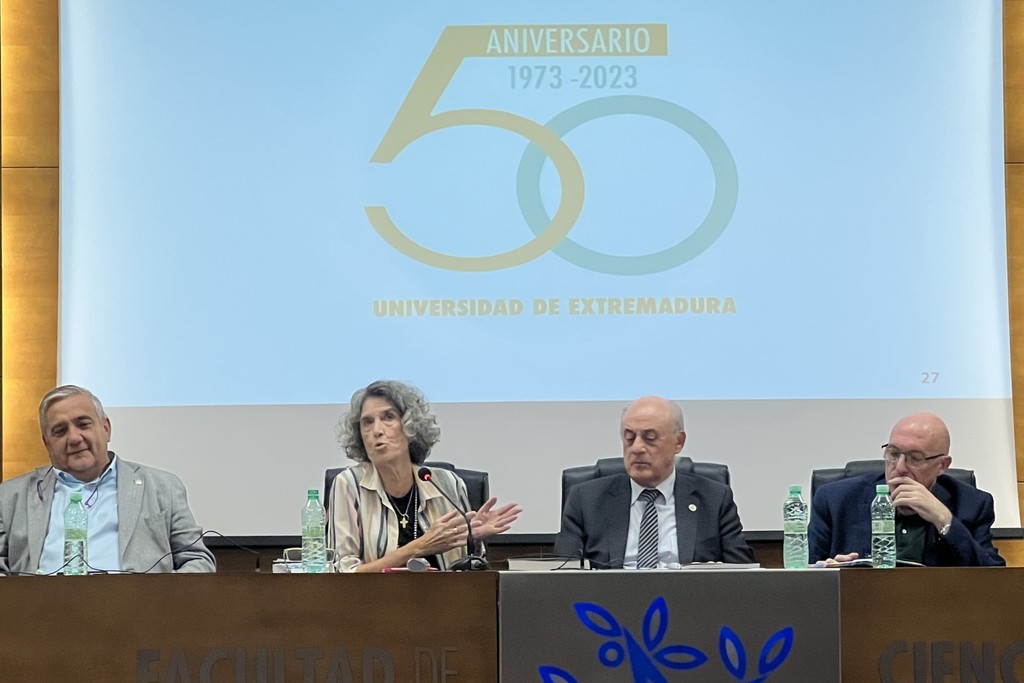 Reflexiones, vivencias y emoción en la primera Mesa de debate para conmemorar el 50º aniversario de la UEx