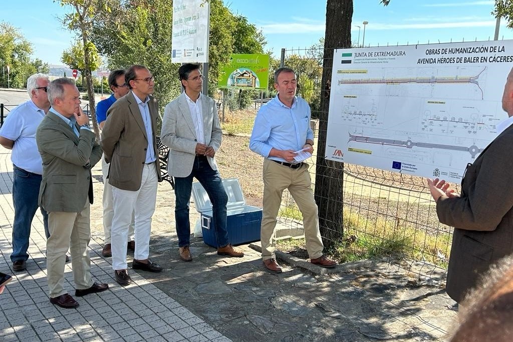 El consejero de Infraestructuras destaca el compromiso de la Junta con Cáceres durante su visita con motivo del inicio de las obras en la Avenida Héroes de Baler