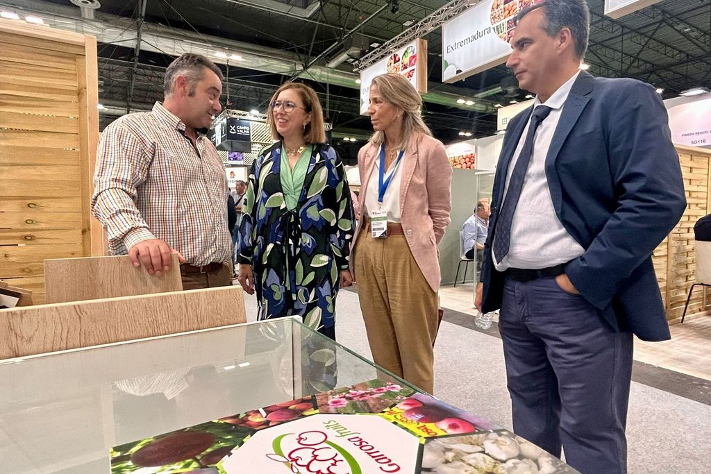 Mercedes Morán muestra el apoyo de la Junta al sector hortofrutícola durante su visita a Fruit Attraction