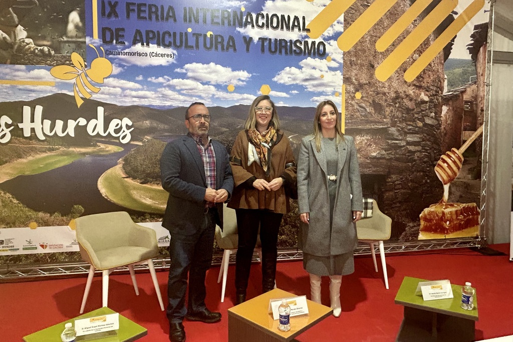 Mercedes Morán garantiza el apoyo de la Junta a los sectores apícola y turístico en la IX Feria Internacional de Apicultura y Turismo de las Hurdes