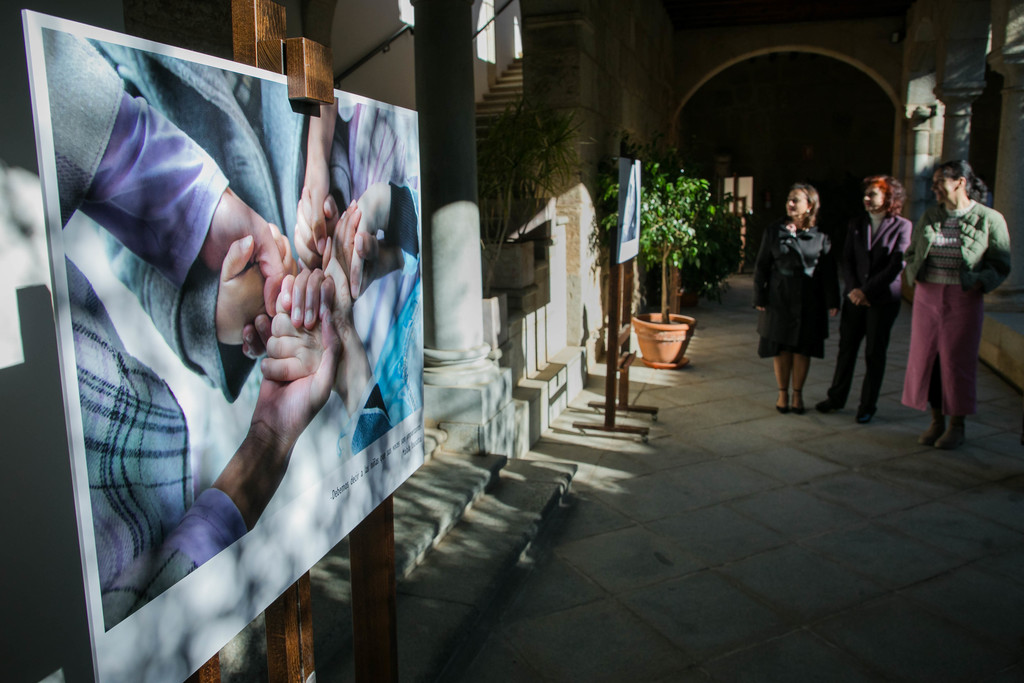 La exposición fotográfica 'Siendo hermanas, somos invencibles' pretende visibilizar la realidad de las víctimas de violencia de género