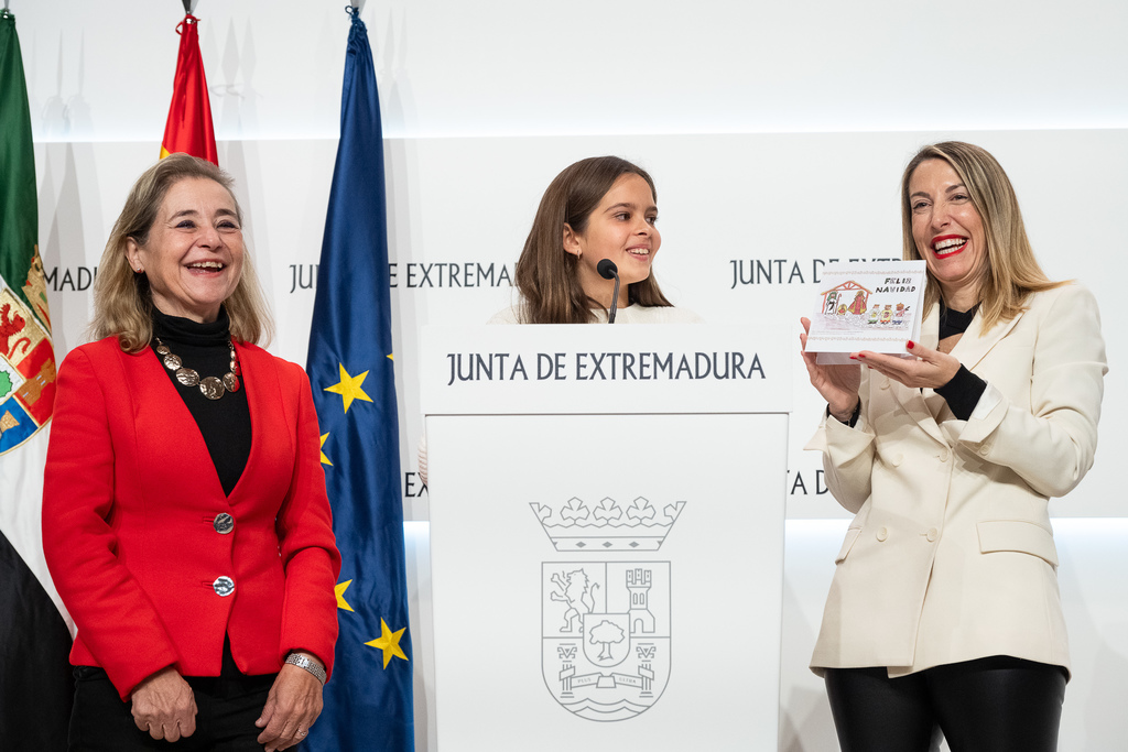 La presidenta entrega los premios a las postales navideñas con las que la Junta de Extremadura felicitará las fiestas