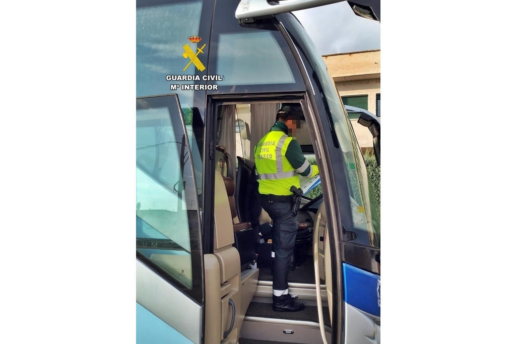 La Guardia Civil investiga al conductor de un autobús por conducir bajo la influencia de alcohol y drogas tóxicas