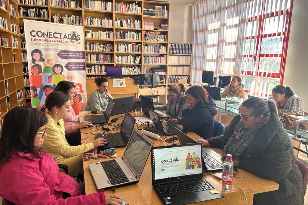 El programa “ConectadAs”  forma en competencias digitales a más de 8700 mujeres en entornos rurales