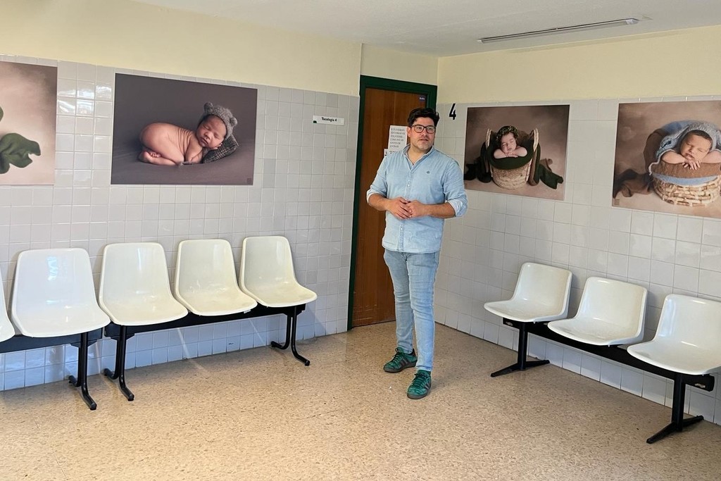 El Hospital Materno Infantil de Badajoz acoge una exposición de fotografías de recién nacidos y mujeres embarazadas