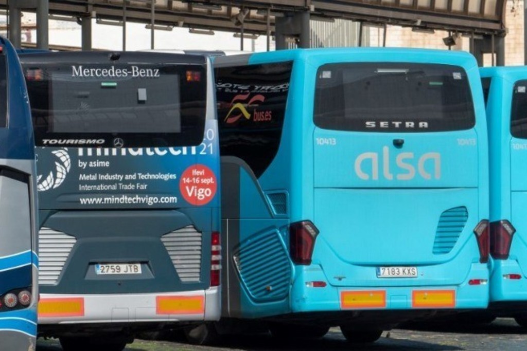 La Junta refuerza los servicios de la línea de autobuses entre Mérida y Badajoz con motivo del Carnaval pacense