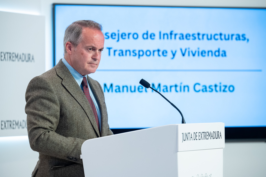 El consejero Manuel Martín anuncia la construcción de un centenar de viviendas públicas en una veintena de municipios con una inversión de 14 millones de euros