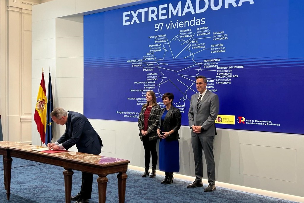 Manuel Martín participa en la firma de los acuerdos del 'Programa de ayuda a la construcción de viviendas en alquiler social en edificios energéticamente eficientes'