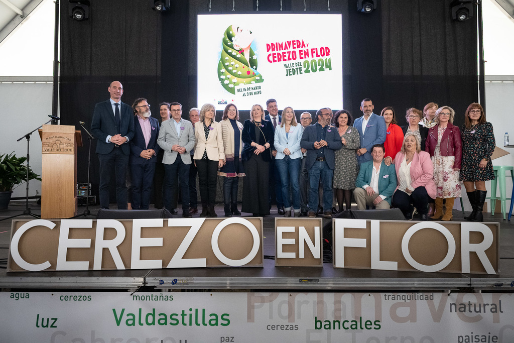 Guardiola reivindica la "infatigable labor" de los agricultores del Valle del Jerte en la fiesta del Cerezo en Flor
