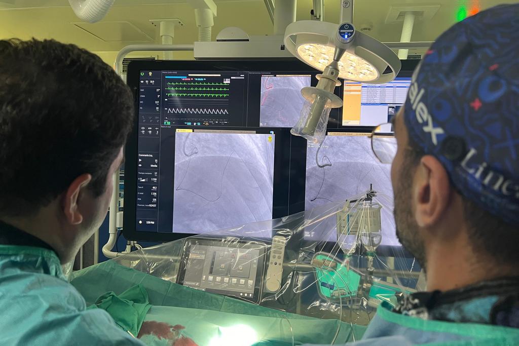 El Hospital de Mérida implanta una nueva técnica en los cateterismos de pacientes con oclusiones crónicas de arterias coronarias